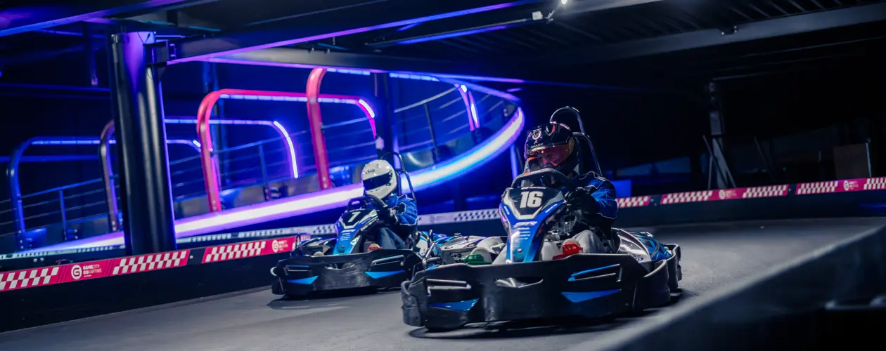 Indoor karten bij Gamecity Zoetermeer met rijders in bocht.