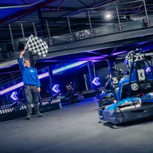 Indoor karten bij Gamecity Zoetermeer met de finish vlag.