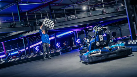 Indoor karten bij Gamecity Zoetermeer met de finish vlag.