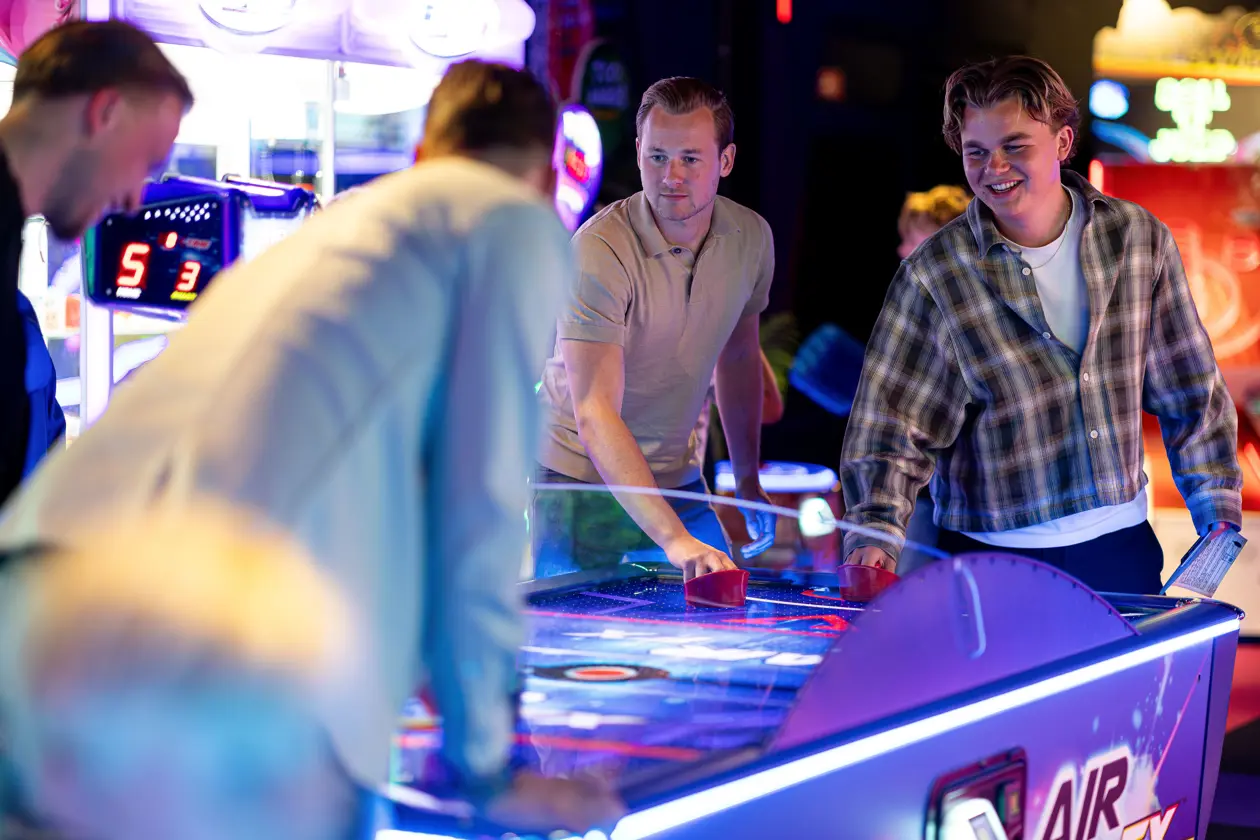 Arcade Games bij Gamecity Zoetermeer met heren bij de airhockey tafel.