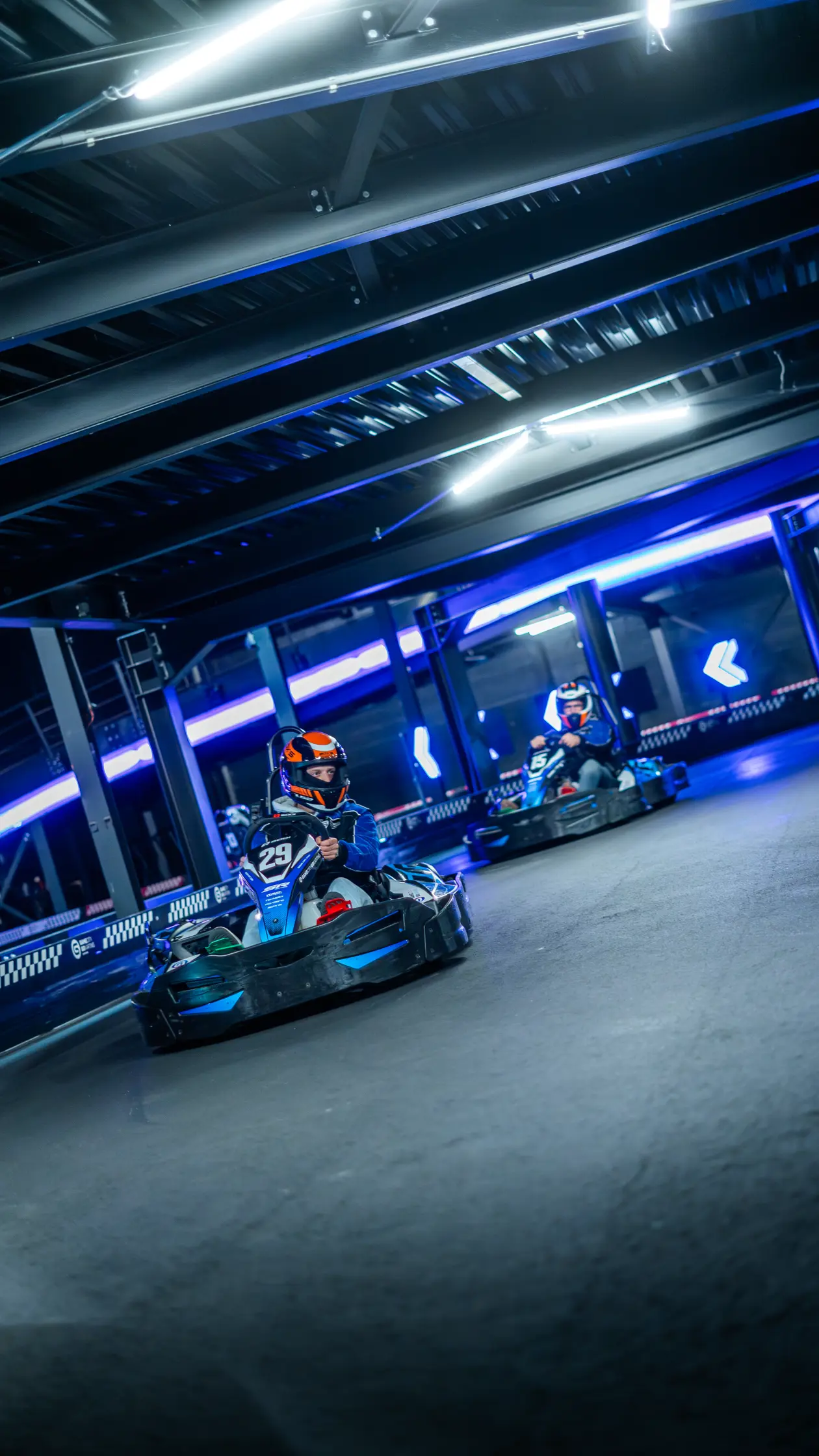Indoor karten bij Gamecity Zoetermeer met rijders onder de verdieping.