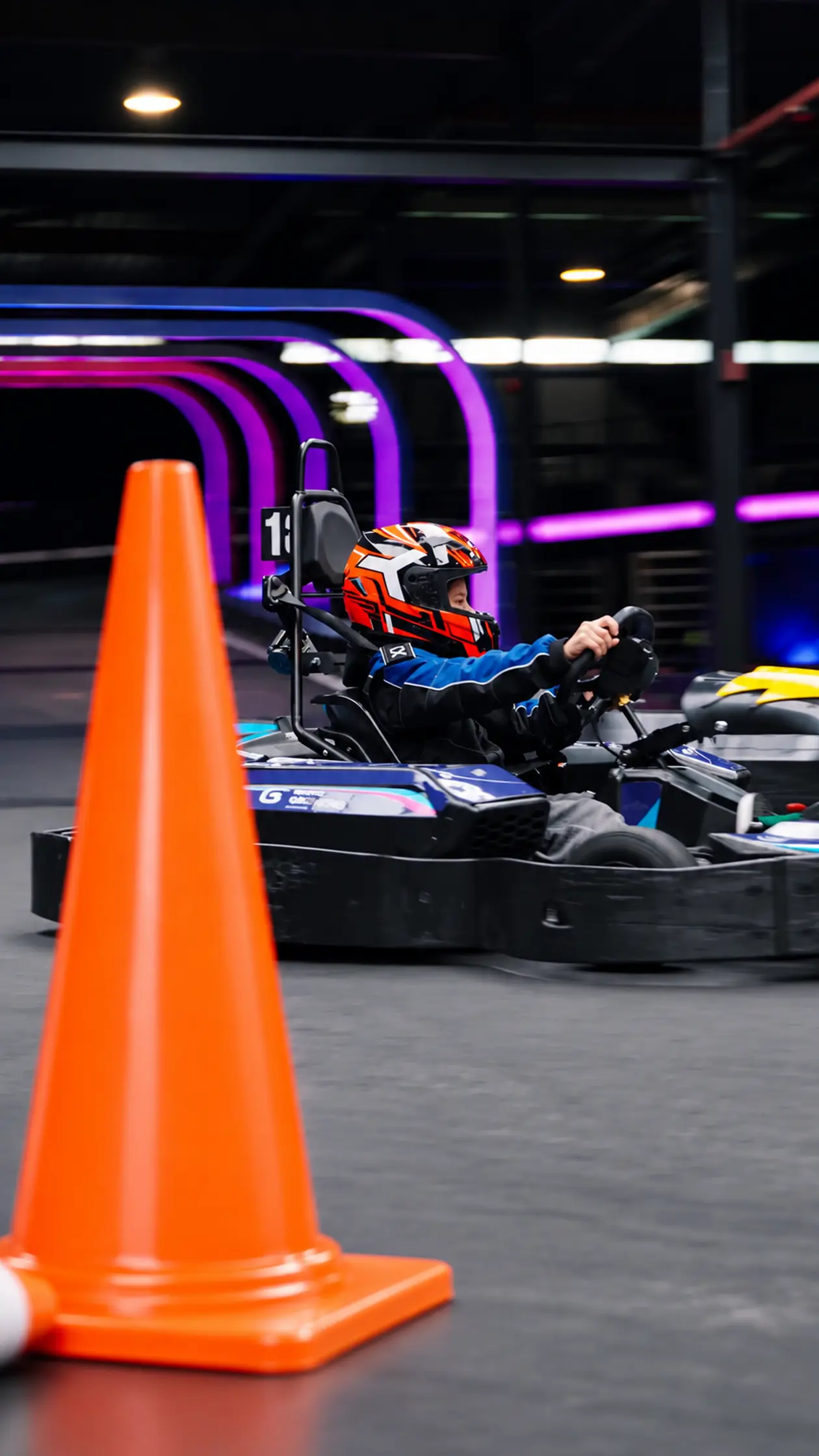 Neon-Karting met Oranje Verkeerskegel.png