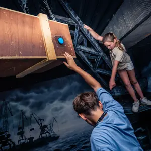 Prison Island bij Gamecity Zoetermeer met kids klimmend in een cell. 